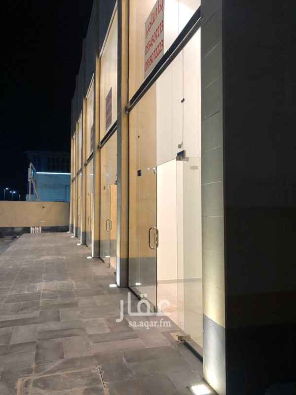 1548526 عدد 5 محلات تجارية دورين مساحة كل محل 72م للدورين مشطبه تشطيب فاخر جدا حسب الصور مع امكانية تاجير المساحة الخلفية كمستودع ومساحتها تقريبا 390م ومواصفات المحلات كالتالي كشافات ليد وديكورات جبسية في الاسقف وعداد منفصل لكل محل سعة 30 امبير وخزان مياه علىي وسفلي منفصل لكل محل سعة 21 طن تمديدات تكييف سبيليت جاهزه وارضيات نوع سيراميك فاخر وواجهات حجر ومساحة 3.5م امام المحلات ارضيات حجر بازلتي فاخر للاتصال المالك 0554507273