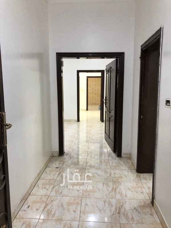 1445691 شقة دور تسوية بدروم
مكونه من 4 غرف وصالة
دورتين مياة مطبخ راكب مجددة ونظيفة