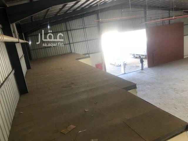 1167997 مستودع مغطى ويوجد به وسائل السلامة بالكامل ويوجد عدد ٥غرف في الصناعيه الجديدة