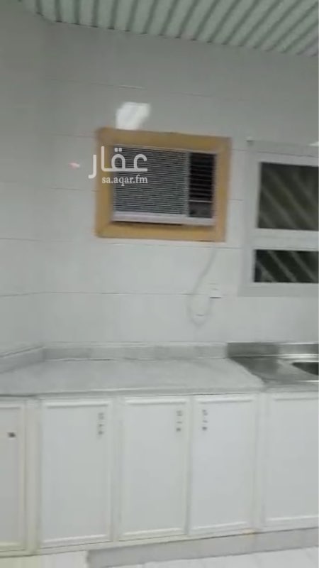 1648240 دور اول صاله ومجلس ومقلط و٣ غرف نوم ومطبخ و٣ دورات مياه ومكيفات راكبه تم تجديد دورات المياه
الاتصال برقم جوال 0554409290
