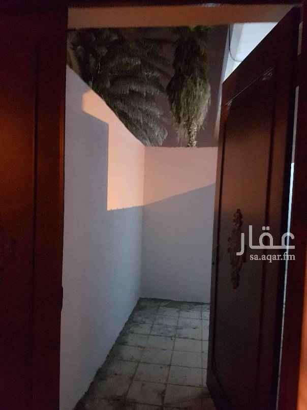 1598255 دور أول للإيجار مكوّن من خمس غرف كبيرة وأربع دورات مياه وصالة ومطبخ وسطح .