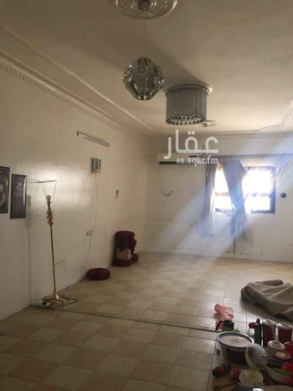 1670914 شقتين منفصلة عن بعض لكل شقة ٣ غرف وصالة وحمامين + مدخل خاص + سطح كبير والسماح المستاجر لوضع اي شي بالسطح واستعمالة مثال الغرفة او الخيمة وما شابه.