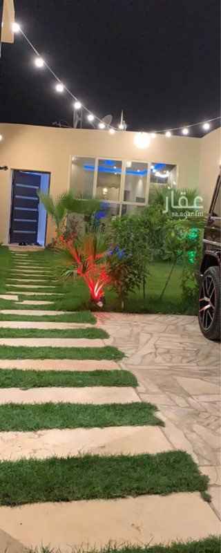 1569288 شالية مساحته 200 متر في حي الشفق (الأندلس) مؤجر حالياً بقيمة 20 الف ريال سنويا.. صالة وسيعة غرفة نوم ومطبخ ومشب مدخل سيارة وجلسة فاخرة بالثيل ويوجد مسبح فاخر فيه نوافير، معزول بالكامل .