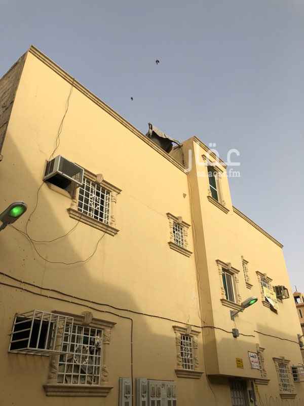 965048 فرصه لعدم التفرغ للايجار من المالك مباشره عمارة سكنية استثمارية زاوية نظيفه بحي عتيقه ( منفوحه الجديده) ومؤجرة شقتين حاليا،، تحوي اربع شقق وملحق نظام غرفتين وصاله وحمامين ومطبخ مع امكانية بناء شقه او ملحق اضافي خمس عدادات كهرباء والسادس مؤسس واربع وحدات ماء وصرف صحي ،العماره موقعها ممتاز قريبه من سوق عتيقه للخضار وطريق محمد بن عبدالرحمن الستين وطريق الملك فهد وجميع الخدمات تبعد١٠٠ متر و الحي هادي ومناسبه لايجار عمالة الشركات والموؤسسات بالكامل بسعر خاص للتواصل واتس للجادين فقط