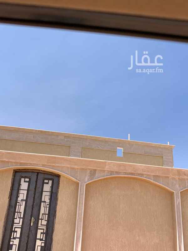 1686726 مسطح البناء ٥٩٥م مكون من دور أرضي وشقتين علويتين
على شارع شرقي عرض ٢٠وممر شمالي بعرض٦م وثلاث خزانات أرضية منفصلة
وحوش بمساحة ٣٥٠متقريبا
عليها قرض عقاري بقيمة ٤٠٠ألف