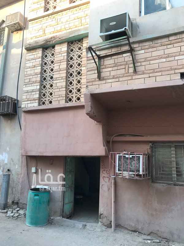 1705214 حي الساده مقابل مجمع البنات قريبه كبري الساده فيها 6شقق كل شقه فيها غرفتين ودوره مياه ومطبخ اربع مؤجرات
الشقه الواحده مؤجره ب ٤٠٠٠ ريال بالسنه اجار عماله
