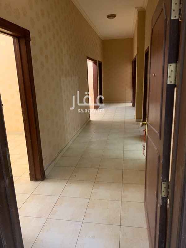 1607795 شقة فاخرة في وسط الرياض حي المربع بمساحة 110 متر واسعة و تتكون من اربع غرف و صالة و ثلاث دورات مياه بمطبخ راكب و مكيفات راكبة ايضاً كما يوجد مواقف في القبو (البيسمنت) مضللة خاصة بسكان العمارة فقط و الموقع في حي المربع خلف طريق الأمير فيصل و الإيجار سنوي بمبلغ ٣٥ الف ريال ..