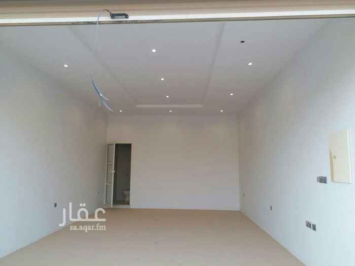 1724425 للايجار شقتين كل شقة بها 3 غرف ومطبخ راكب ومكيفات راكبة سعر الايجار السنوي 23000 ريال كما يوجد محلات تجارية عدد المحلات 5 فتحات تصلح تكون صيدلية او اسواق مركز ية و السقف مركب بالجبس واضاؤة راقية سعر ايجار الفتحة 17 000 ريال الموقع في العارض شرق طريق الملك عبدالعزيز وغرب طريق ابو بكر