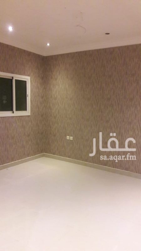 1118477 شقة شبه جديدة ( غرفتين وصالة و٢ حمام ومطبخ راكب جديد ومكيفات اسلبت جديدة وسطح خاص )