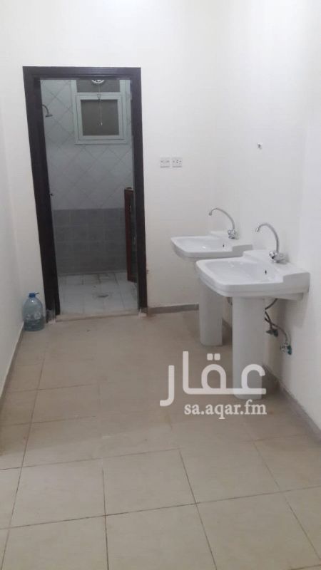 1118534 شقة نظيفة بالطابق الأول ٣ غرف وصالة و ٢ حمام ومطبخ راكب