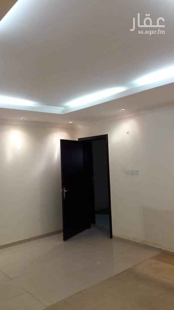 1567558 شقة أرضية نظيفة مكونة من ٣ غرف وصالة و٢ حمام ومطبخ راكب ومكيفات راكبة وعداد كهرباء مستقل .