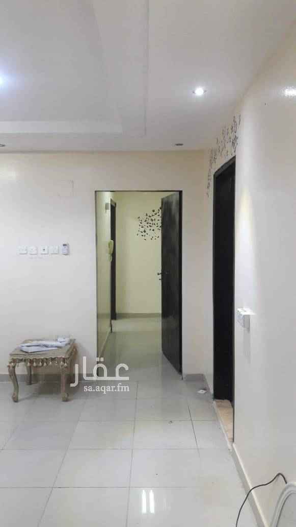 1646064 شقة نظيفة مكونة من ٣ غرف وصالة و٢ حمام ومطبخ راكب ومكيفات راكبة .