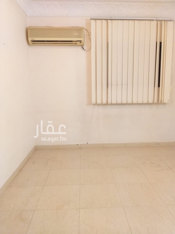 1678565 شقة علوية في حي راقي قريبه من مستشفى الحبيب بالسويدي الغربي وجميع المرافق والمدارس متوفره بالقرب من المبنى
الشقة مكونه من ٣ غرف وصالة ٢ حمام ومطبخ راكب ومكيفات شباك راكبة