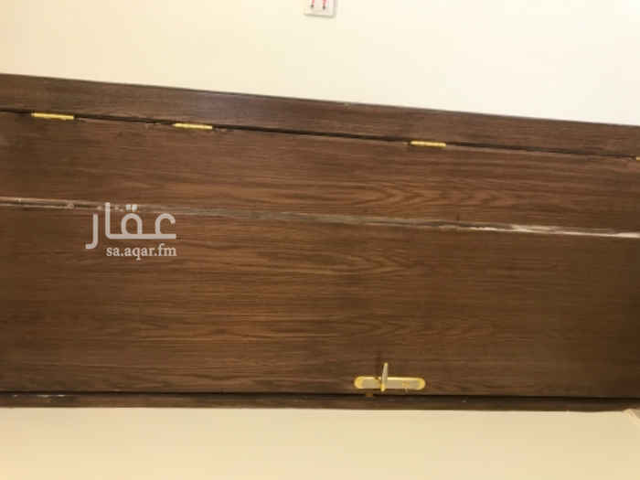 1549358 الشقه عباره عن:
-صاله
-مدخل خاص لمجلس رجال مع دوره مياه مع باب خارجي للخروج من شقه
-غرفه نوم
-غرفه نوم مع حمام
-مطبخ
ملاحظه :
-باب الدخول لشقه خاص لك مع سكان البيت فقط لايوجد احد اخر
-وهي بدور ثالث بدرج فقط