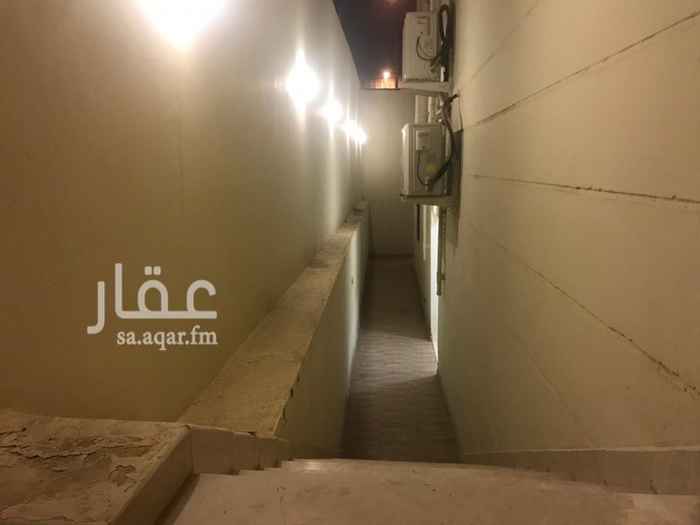 1698244 بدروم مدخل خاص غرفتين المساحة 4*5 وصالة حمامين مطبخ حوش خاص و المكيفات موجودة باقي تركيبها
موجود غاز مركزي