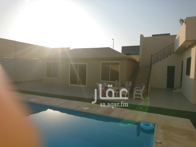 1461529 مساحة الأرض أكثر من 997 متر قسمين 3 شاليهات كل واحدة غرفة نوم و حمام على المسبح وو صالة و مطبخ و و خيمة تتسع ل 40 شخص و مسبح كبير و حمام و مستودع و بئر ماء و مراجيح. قسم الرجال مجلس ل 15 شخص و مطبخ و حمام و مغاسل و مساحة كبيرة مبلط و زرع و نخل مراجيح مؤثثة بالكامل و غرفة حارس