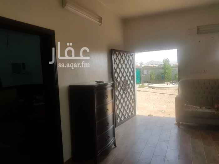 1386970 استراحه في منطقه الحذيفات بحره المساحه ٧٠٠م تتكون من مبني غرفتين وصاله ومطبخ ودوره مياه ماثثه جاهز البناء شبه مسلح السقف مسلح بدون عمدان وبها بالخارج بيت شعر كبير وبهاء خزان ماء لاستراحه بدون عداد الارض الي بجانبها بها عداد كهراباء