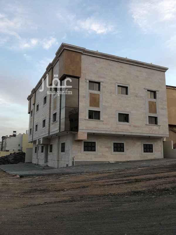 1338323 تتكون من 6 شقق
الشقه ثلاث غرف وصاله ومجلس 3 دوراة مياه
يوجد مصعد
ع شارعين