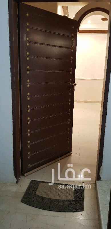 1566533 شقة نظيفه جدا في فيلا مكونه من ثلاث غرف وصالة ومطبخ راكب + فرن و مكيفات راكبه عدد 4 اسبيلت
عداد كهرباء مستقل
الحي هادي والجيران محترمين جدا
قريب من المسجد و المدارس
