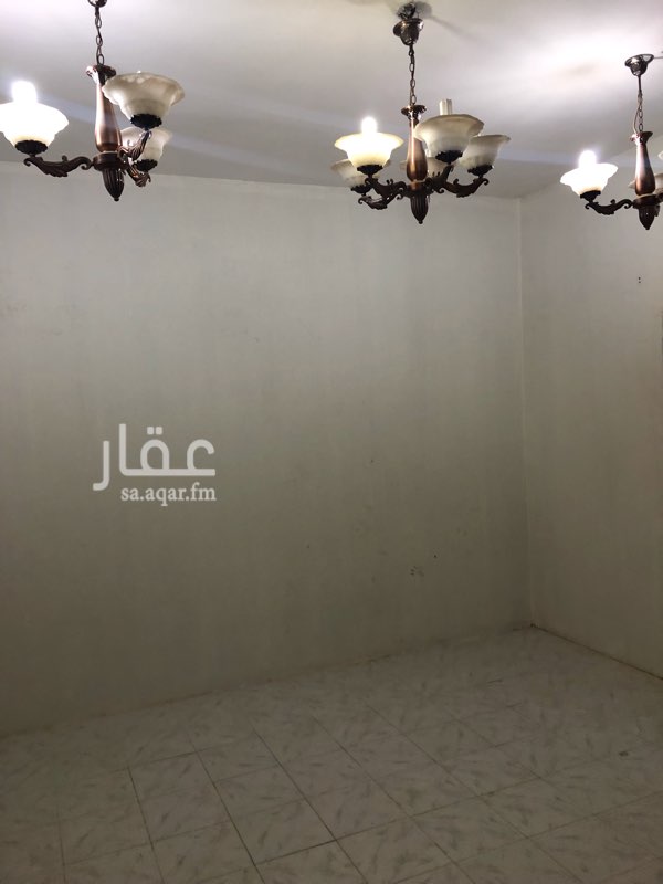 1666147 للايجار دور ارضي مكون من مجلس ومقلط وصالة وأربع غرف ومطبخ و ملحق خارجي بدورة مياه وحوش يوجد به باب كراج للسيارة سعر إيجاره ب40 الف على قسطين كل ستة شهور تدفع لنا 20 الف او ب 35 الف كاش تدفع بداية العقد