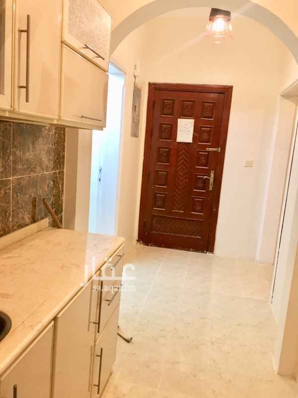 1207557 شقة صغيرة مكونة غرفتين ومطبخ بوفيه جديد وحمام وغرفة غسيل صغيرة تشطيب جديد دور ارضي الكهرباء مشتركة مع الشقة المجاورة قريب من مجمع العرب المياه تحلية للتواصل واتس