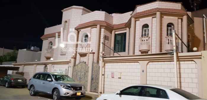 1350175 فيلا وخلفيتها ثلاث شقق