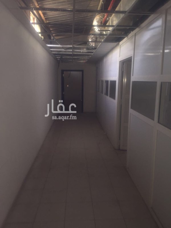 1701643 المستودع مقسم لان المستأجر السابق مصنع شوكولاه وفي حال المستأجر له رغبه بالتقسيم والا شلناه
قابل للتفاوض للجادين