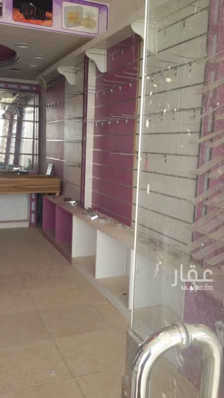 1583055 محل للتقبيل على طريق ديراب عند إشارة حي الفواز بجنب خياط ركن الخيالة الي على زاوية الإشارة إجارة 22000 يصلح لكل الأنشطة ديكورات جبسيه وخشبيه جاهزة ومكيف أسبلت راكب لمن يرغب في نشاط خياط رجالي أو ملابس رجالية جاهزة عقد جديد مدفوع أجار 6 شهور من 1440/11/1ً. مبلغ 11000 المطلوب 20000 الف شامل الاجار الدفوع