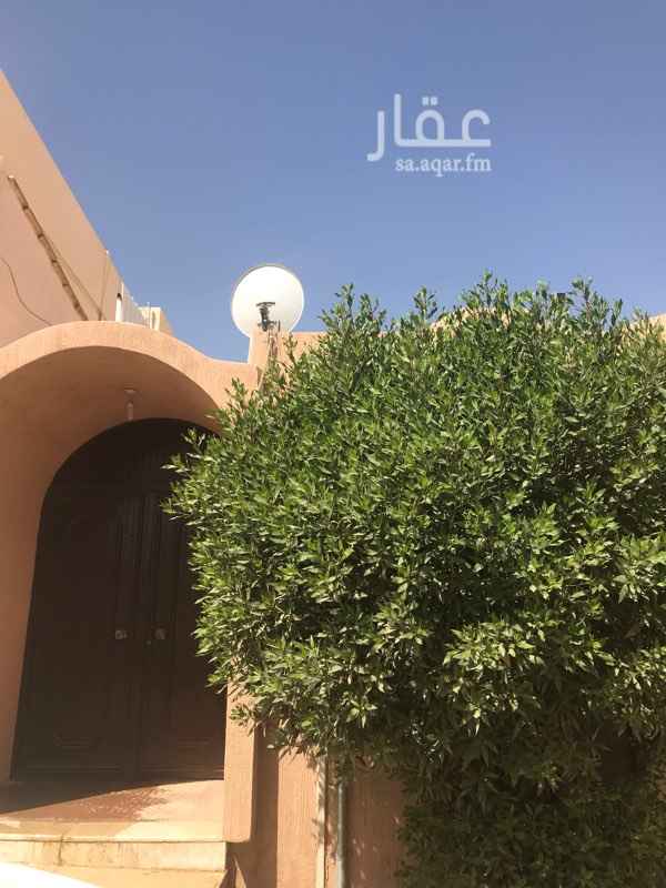 1513271 فيلا دوبلكس في حي الازدهار قريبة من كل الخدمات
تتكون من غرفتين نوم وملحق في السطح بحمامه والدور الارضي مجلس وصالة ومطبخ وحمام
مجلس الرجال بحمامه في الحوش
تصلح لعائلة صغيرة
يوجد مطبخ ومكيفات
اذا الدفع مقدم يكون الايجار ٣٧٠٠٠