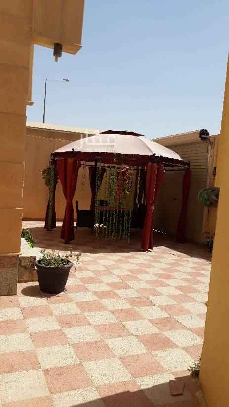 1513178 فيلا درج صالة للايجار بدون اثاث . المطبخ مجهز من عمدة المطابخ . والمكيفات راكبة. خلف هزازي طريق الدمام أمامها مسجد وقريبة من المدارس والخدمات . الدور الارضي مجلس نساء ورجال وصالة وغرفة طعام ومطبخ ودورتين مياه وملحق وحوش
والدور الثاني غرفتين ماستر وغرفة سيرفس وغرفتين بينهم دورة مياه . الدور العلوي ملحق خادمة وغرفة غسيل وسطح واسع