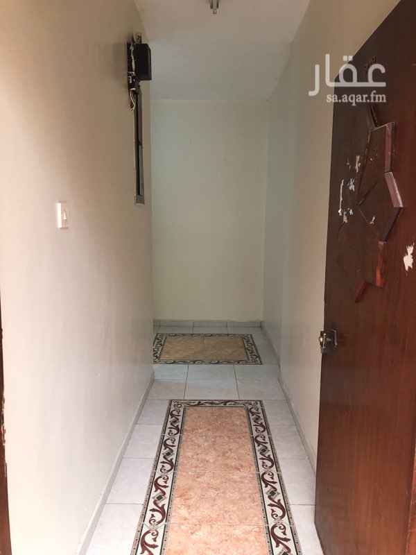 1641234 شقة مكونة من غرفتين ( كل غرفة ٥ x ٤ ) وبلكونة ومطبخ وحمام في عمارة بها مدخل وبهو كبير جدا وجميل شبيه ببهو فندق فاخر تقع في شارع الكوثر حي مشرفة شرق طريق المدينة غرب شارع الستين جنوب شارع غرناطة وشمال شارع فلسطين
الايجار السنوي 15000 ريال