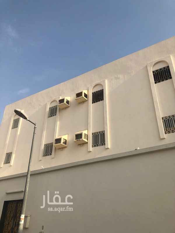 1641777 عمارة ٣ ادوار
• دور ارضي فيلا ٦ غرف
• مداخل مستقله
• الدور الاول شقتين كل شقه ٤ غرف ومدخلين
• الدور الثاني شقتين كل شقه ٤ غرف ومدخلين
• العماره على ٣ شوارع
• العماره مشطبه بالكامل