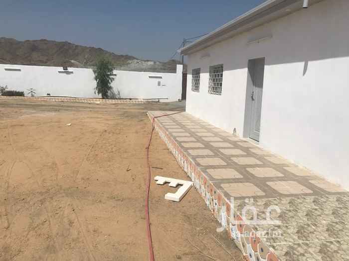 1484021 الموقع في وادي نعمان خلف محطة العريشي عباره عن حوشين كل حوش ١٤٠٠م٢. في واحد منهم استراحه جديده وبئر ارتوازيه وعداد كهرباء لكل حوش
ممكن تكون كا استراحه او مستودع وبعيده عن محرى السيل