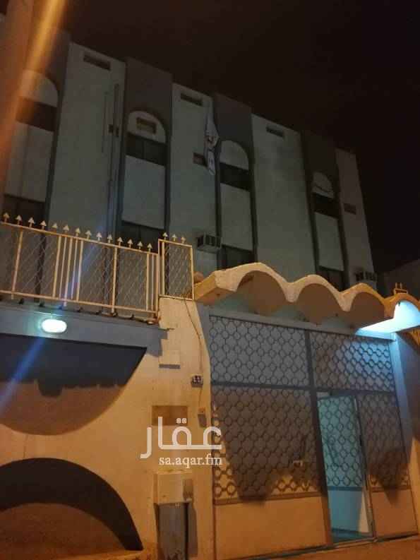 1565678 العماره للايجار بالكامل او الاستثمار
- الحوش يحتوي على غرقتين
- الدور الاول 6 غرف ومطبخ و 3 حمامات
- الدور الثاني صالون كبير و 4 غرف ومطبخ و 3 حمامات
- الدور الثالث شقتين منفصله كل شقه 4 غرف ومطبخ و 2 حمامات
- السطح ملحق غرفه وحمام