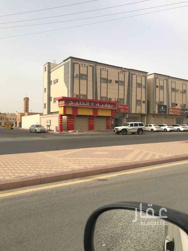 1436990 عماره بحي الهدا بالخرج على ثلاث شوارع وعلى شارع 40عمرها4 سنوات شبه جديده يوجد بها شقق عزاب سويتات عباره عن غرفتين ودوره مياه ومطبخ صغير
ايضاً يوجد محل تجاري لم يوجر بعد
كما يوجد بها مستودع مساحته 320م