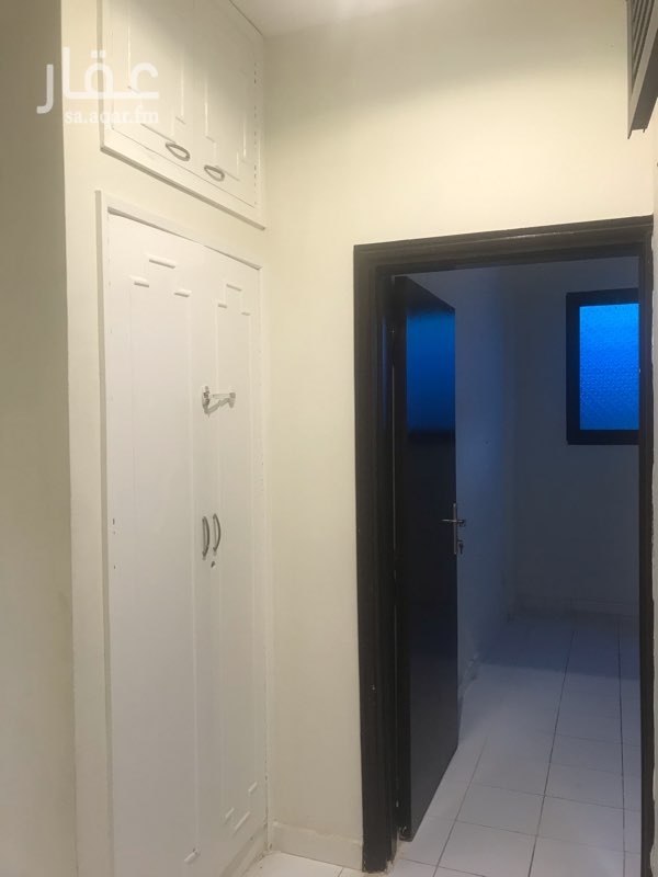1505625 شقه 3 غرفه وصاله. بالطابق الارضي
ودورتين مياه
مطبخ راكب
مكيفات
رسوم مياه سنويه 1500 ريال تدفع على كل 6 اشهر بنصف المبلغ.
يوجد حارس.
رقم جوال التواصل لرويئه الشقه.
0532200281