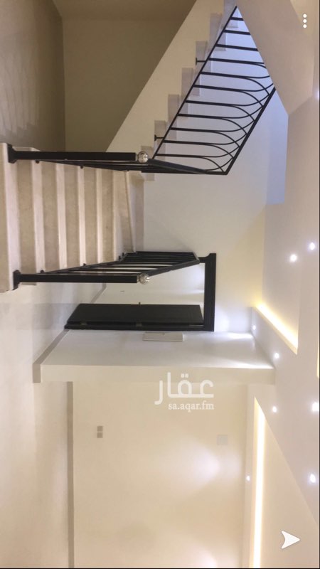 1754040 للبيع فيلا سكنية بحي القيروان قريبة من طريق الملك سلمان
مكونه مجلس مقلط وغرفة كبار سن مطبخ
درج صالة (ثلاث غرف ودورتين مياه )
وشقتين بثلاث غرف ومدخل خاص للشقق ..
الموقع غير دقيق ... نسعد بتواصلكم عبو الواتس او من خلال الاتصال ... ((شركةطموح العقارية ))