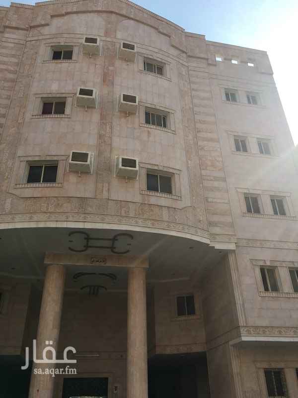 1198579 يوجد لدي غرفة حارس او سائق ، بها دورة مياه وبها مطبخ وبها مكيف، السعر شامل الكهرباء والماء