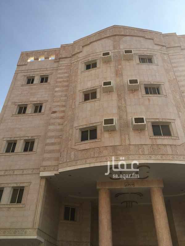 1512381 يوجد شقة للايجار بحي الشوقية خلف متجر الكترو ، مكونة من ثلاثة غرف وصالة و دورتين مياه ، الشقة عمرها ٣ سنوات ، مجددة، الايجار كل ستة شهور ، الدور الاول وليس الارضي ، يوجد موقف خاص للسيارة ، بها مصعد، الايجار يشمل الماء ، يوجد بها عامل للنظافة كذلك .