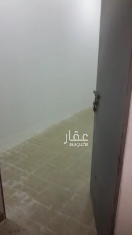 1554026 يوجد غرفة حارس بإيجار شهري ، بها مطبخ ودورة مياه مكيف فقط ، موقعها بمكة بحي الشوقية خلف الكترو.