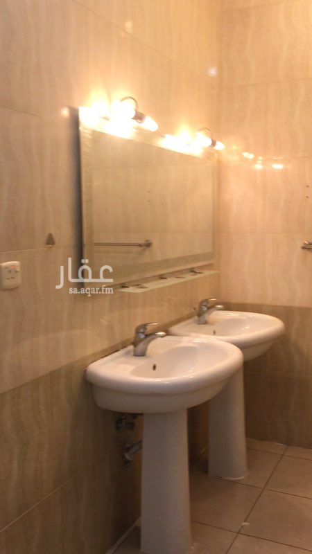 1118573 للايجار فيلا روف تتكون من :
2 مجلس
1 مقلط
4 غرف نوم
مطبخ
مستودع
غرفة غسيل
غرفة شغالة
غرفة سائق
موقف سيارة
حوش