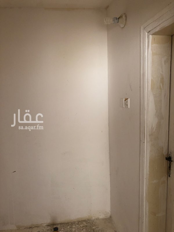 1182317 غرفة سائق في مواقف السيارات مع دورة مياه خاصة ومكيف شامله الكهرباء والماء