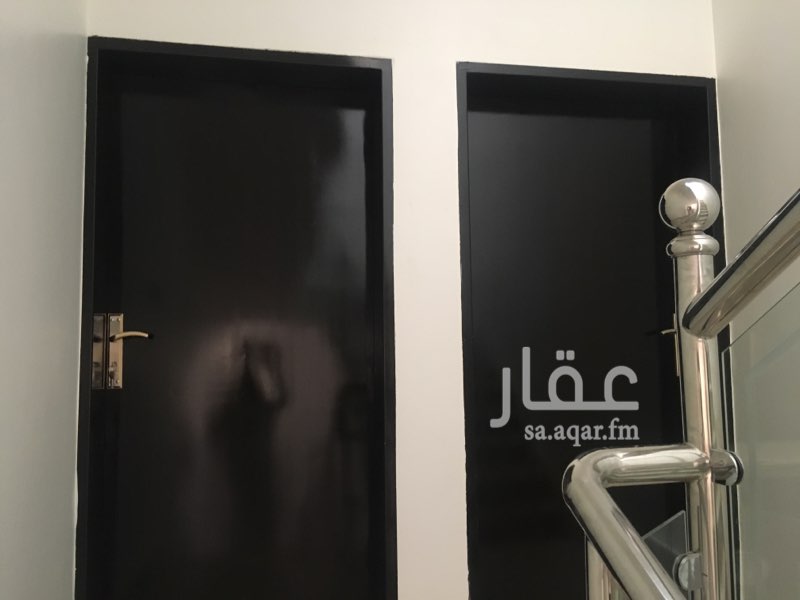 1121350 دور علوي جديد فخم للايجار،
مجلس ومقلط ودورة مياه.
قسم النساء ،
ثلاث غرف وصاله ومطبخ .
غرفة مستر ورم بحمام ،
المطبخ راكب والمكيفات اسبلت راكبه .
الموقع قرب طريق الثمامة قرطبه ،
الموقع هذا المكتب