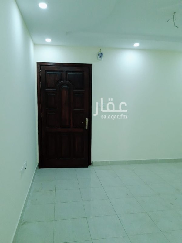 1650307 شقه مكونه من ثلاث غرف وصاله وثلاث دورات مياه ومدخلين