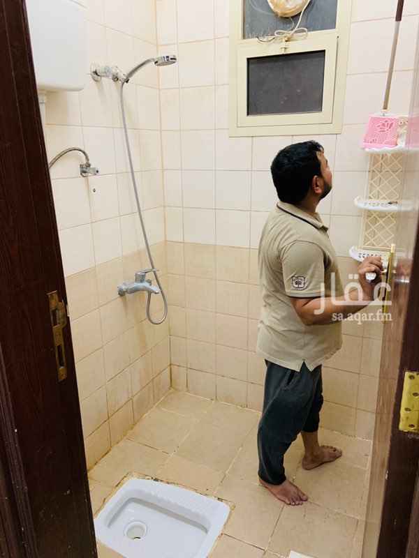 1632390 ملحق علوي مكون من
غرفة
وصالة
ودورة مياه
وسطح
ومطبخ راكب يوجد به فرن
عداد كهرب داخلي مستقل