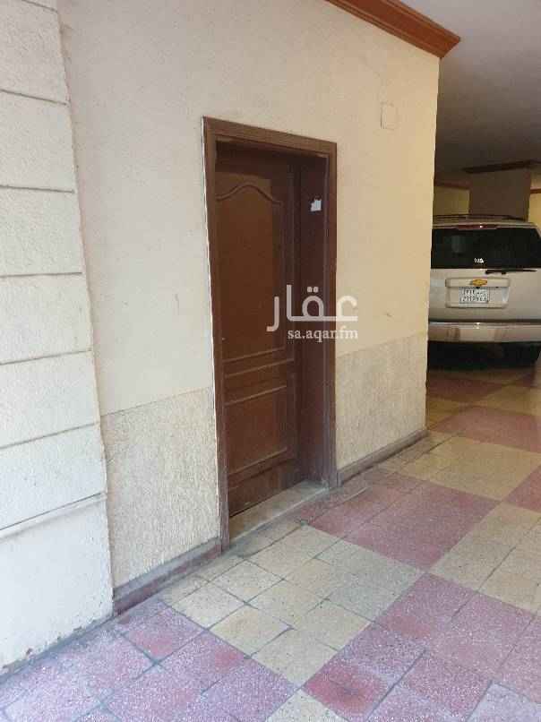 1738661 الحمام خارج الغرفة الايجار مشمول الكهرباء .عمر العقار 10 سنوات
