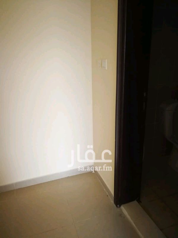 1288228 شقة للبيع تقع على شارع اليمامة مباشرة . واجهتها شمالية و غربية . مساحتها ١٩٧ متر مربع. تتكون من ٣ غرف نوم واسعة و صالون و سفرة و صالة معيشة و مطبخ و غرفة شغالة و خمس حمامات.
موقف داخلي للسيارة زائد مواقف خارجية متاحة لسكان العمارة و ضيوفهم.