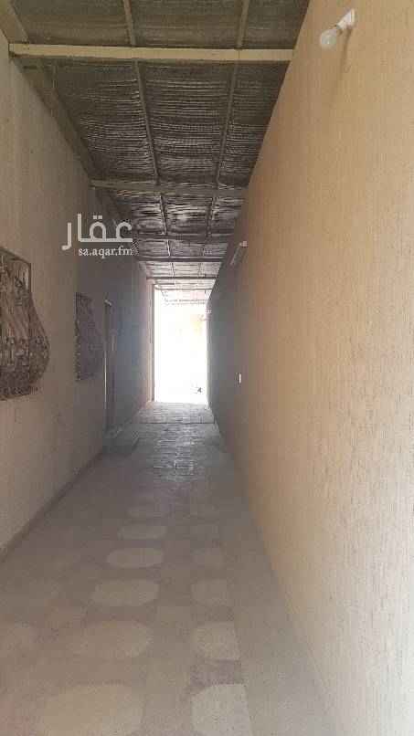 1402161 للايجار دور ارضي حي الياسمين مكون من مجلس و مجلط وصاله و غرفتين نوم و مطبخين داخلي و خارجي وحوش و ٥ دورات مياه وملحق خارجي الايجار السنوي ٣٥ الف