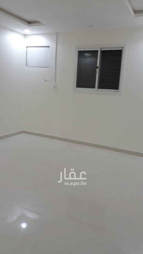 1687797 شقة للايجار بحي العوالي ٣ غرف وصالة + مطبخ بالدور الثالث مدخلين للشقة بدون سطح..؛؛ الإيجار سنوي أو كل ٦ شهور فقط