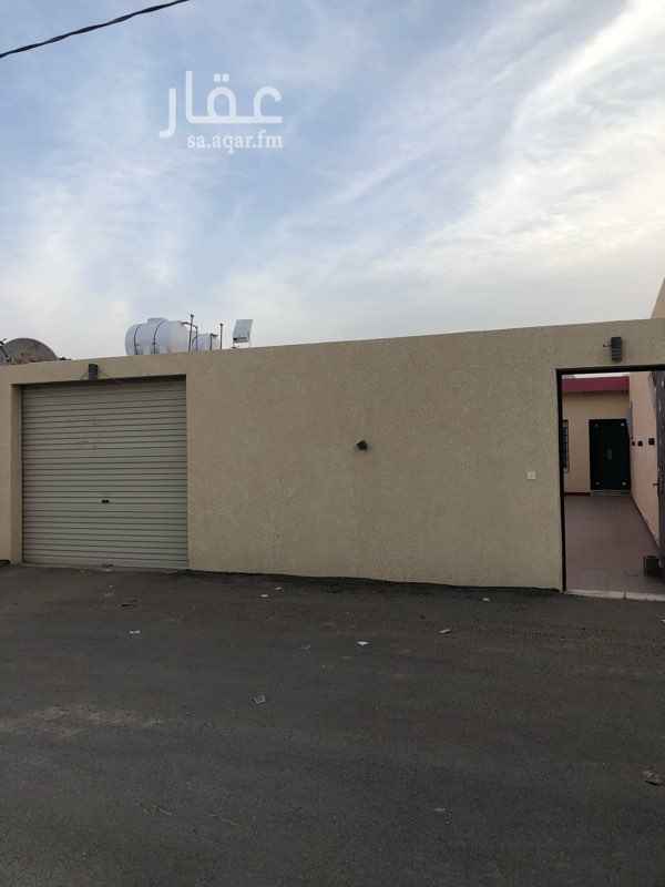 1346230 حوش كبير ومستودع صغير وصالة وغرفة ومطبخ ودورة مياة
للايجار السنوي بسعر مغري 9250 ريال
يرجى التواصل واتس اب فقط
0555743382